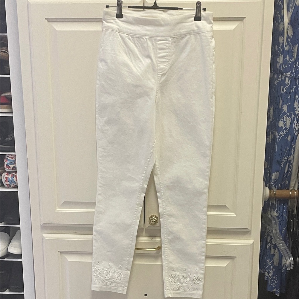 White skinny Hue jeans, skinny legging, cute eyelet trim, spandex stretch waist